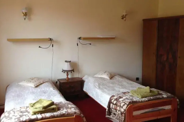 Room 5 of 9