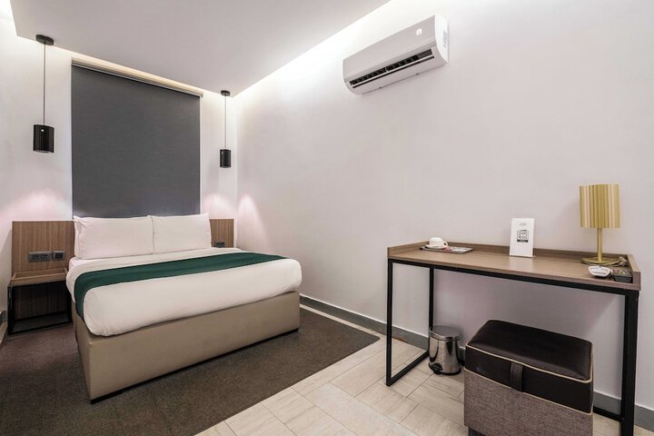 Room 32 of 61