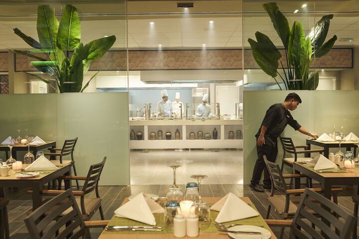 Dining 49 of 77