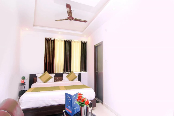 Room 4 of 12