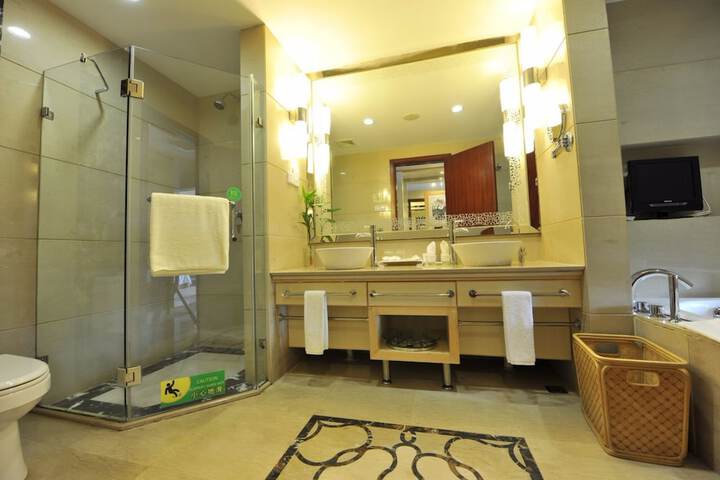 Room 15 of 27