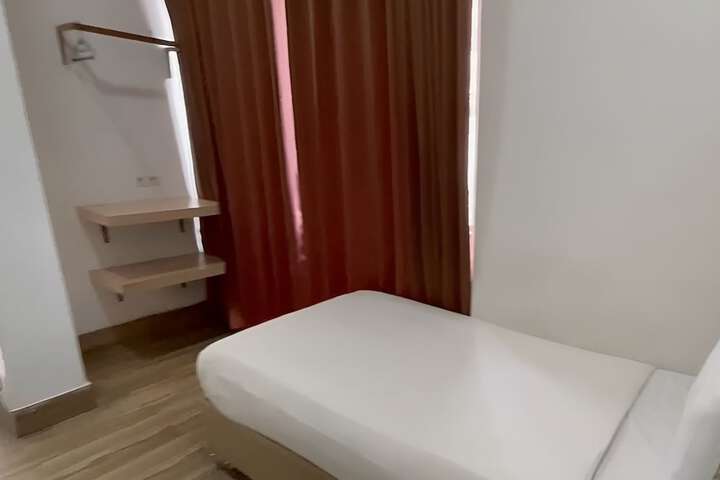 Room 16 of 35