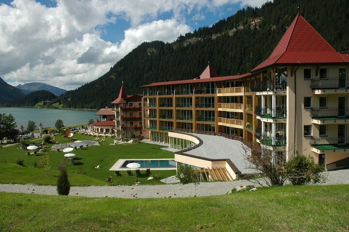 Hotel Exterior 37 of 50