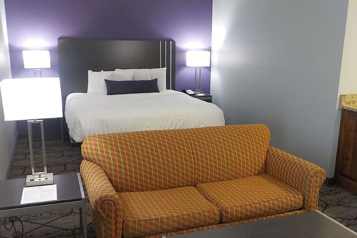 1 King Accessible Walk in Shower Love Seat Exterior Corridor Full Breakfast (20 of 26)