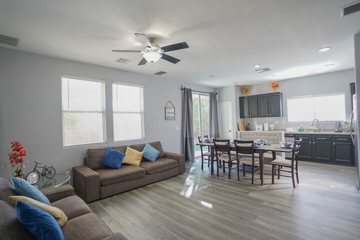 Ballroom/Hall 29 of 30