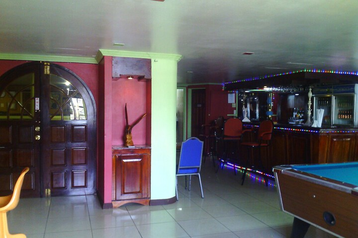 Lounge 11 of 14