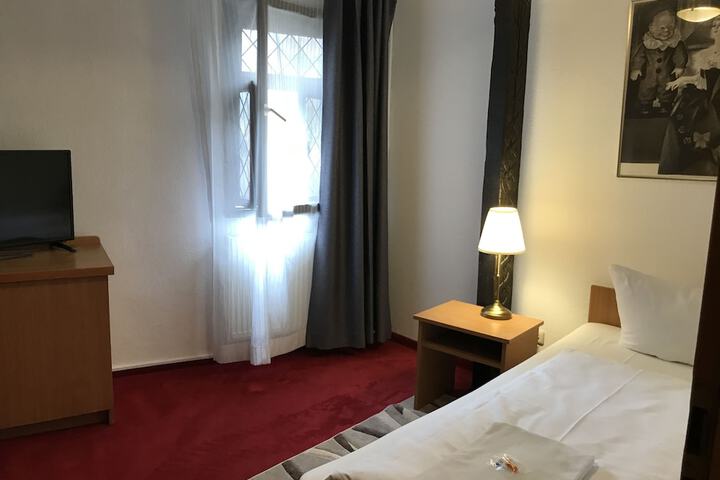 Room 4 of 31