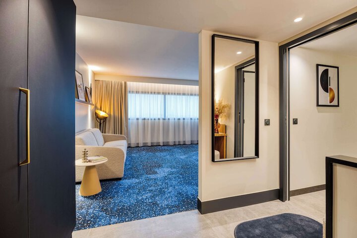 Room 52 of 153