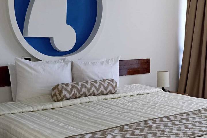 Room 3 of 77