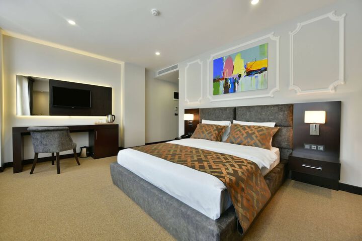 Room 14 of 102