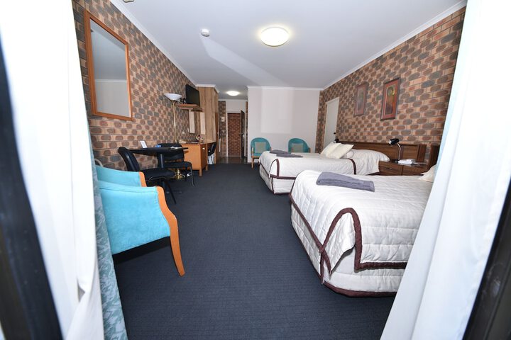 Room 5 of 75