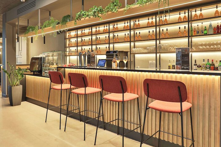 Lounge 44 of 70
