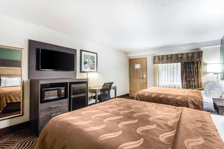 2 Queen Beds (8 of 8)