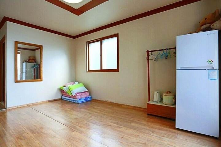 Room 7 of 28
