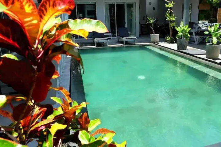 Pool 4 of 8