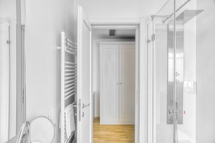 Room 9 of 16