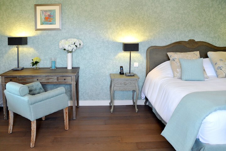 Room 3 of 158