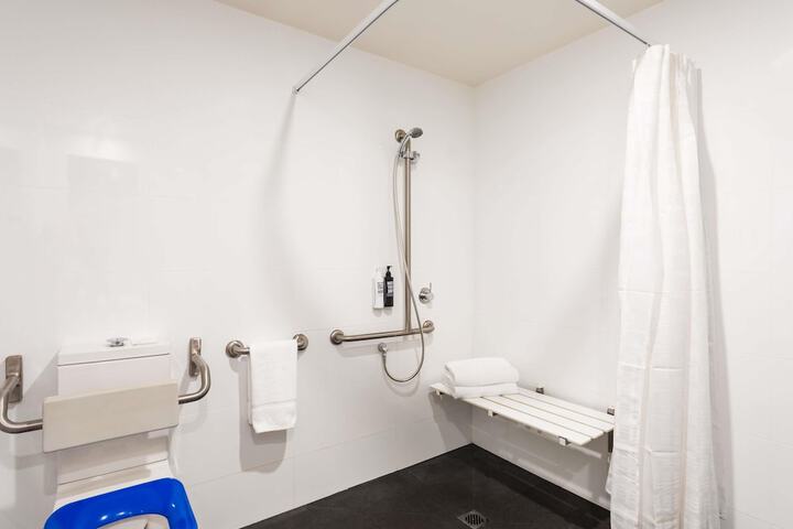 Room 30 of 173