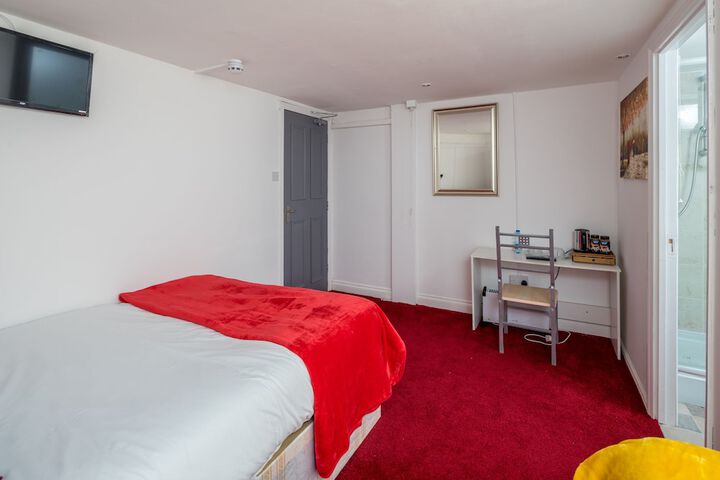 Room 19 of 38