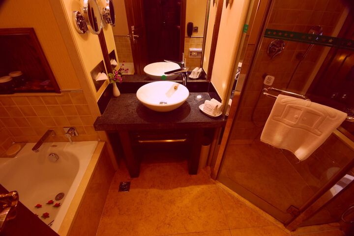 Room 15 of 28