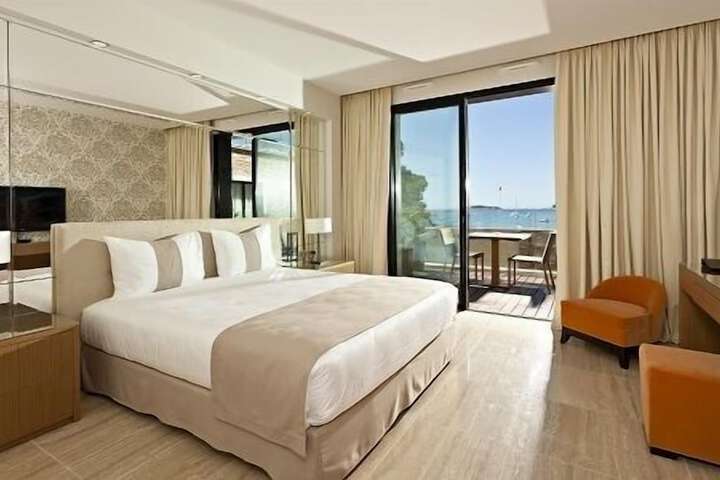 Room 15 of 82