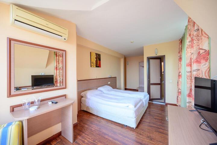 Room 4 of 33
