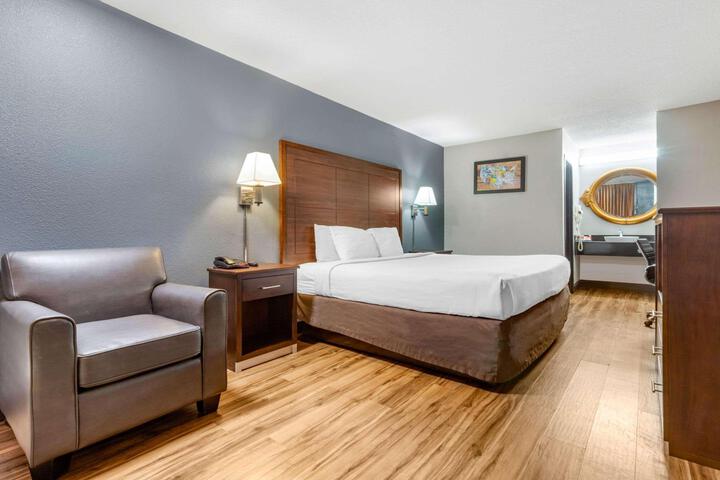 1 King Bed (3 of 6)