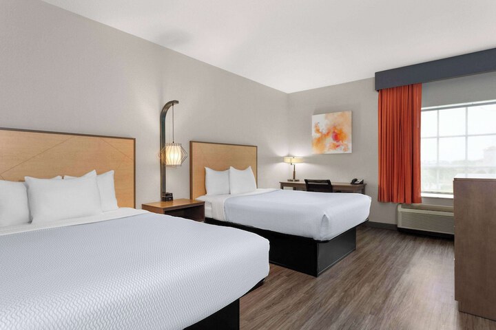 2 Queen Beds Mobility Hearing Impaired Accessible Room (2 of 6)
