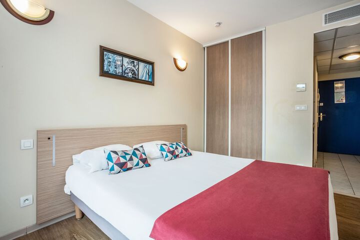 Room 4 of 28