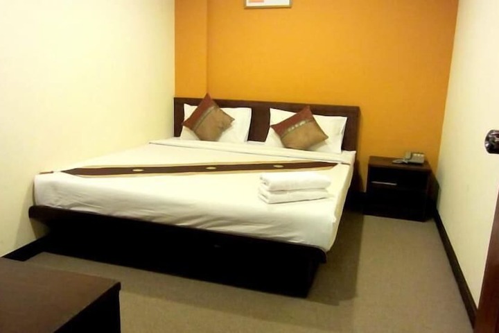 Room 7 of 13