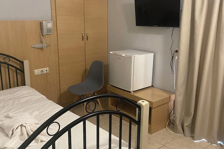 Room 6 of 12
