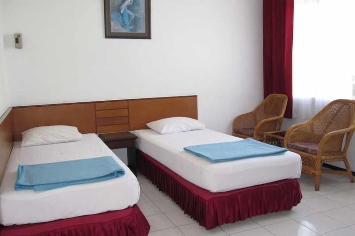 Room 10 of 13