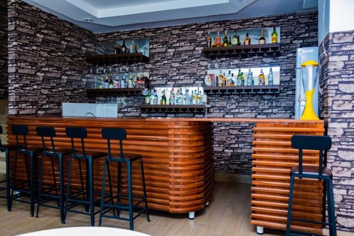 Lounge 19 of 23