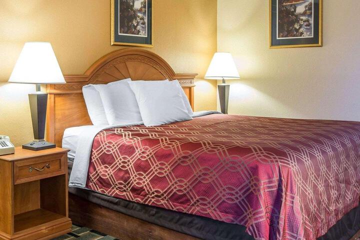 1 King Bed (4 of 9)