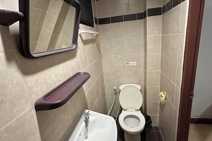 Room 11 of 16