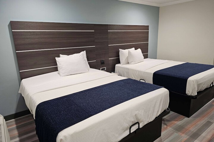2 Double Beds (9 of 11)