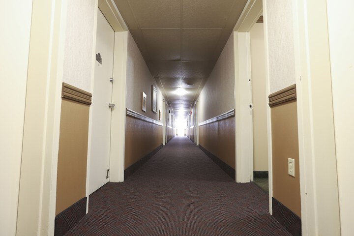 Ballroom/Hall 15 of 17
