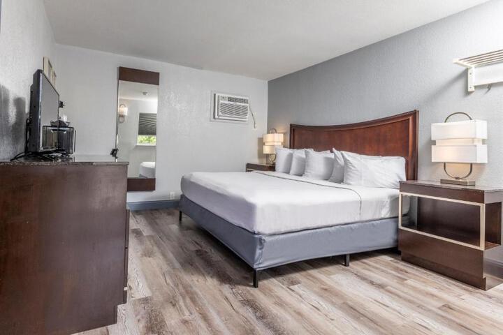 Premium King Bed (11 of 13)