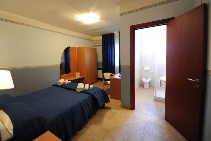 Room 13 of 27