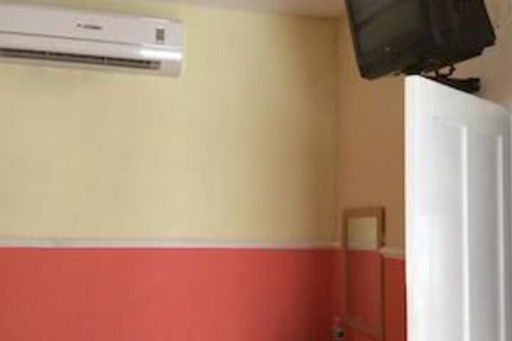 Room 6 of 18