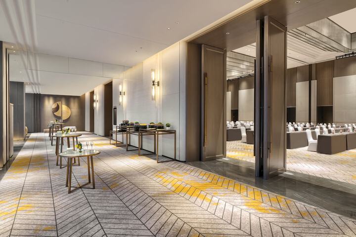 Ballroom/Hall 78 of 92