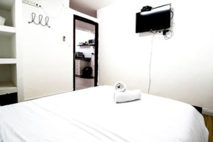 Room 7 of 9