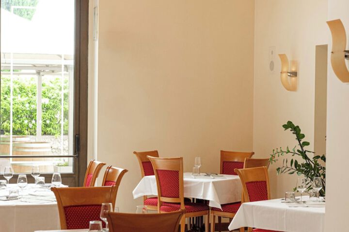 Dining 48 of 80