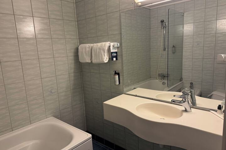 Room 165 of 209