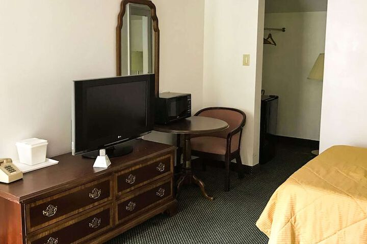 1 Queen Bed (5 of 10)