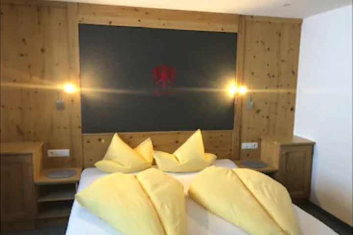 Room 3 of 8