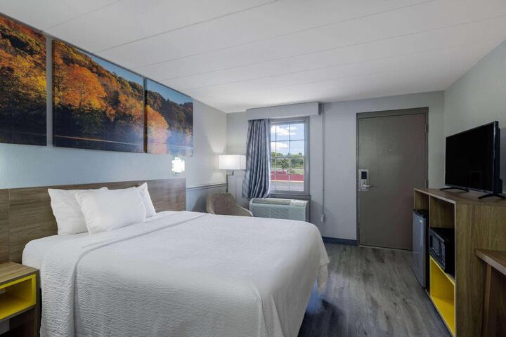 1 Queen Bed (9 of 10)