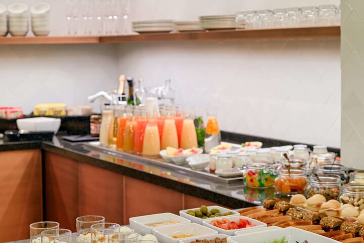 Breakfast/Coffee Service 40 of 85