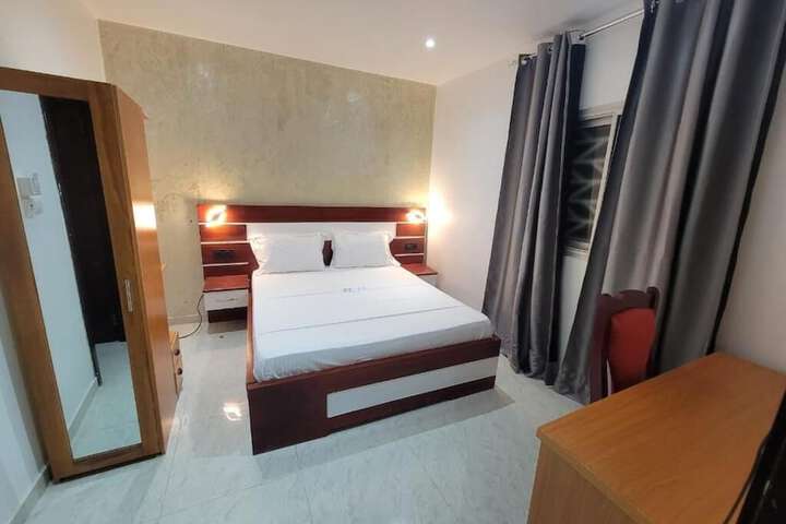 Room 6 of 12