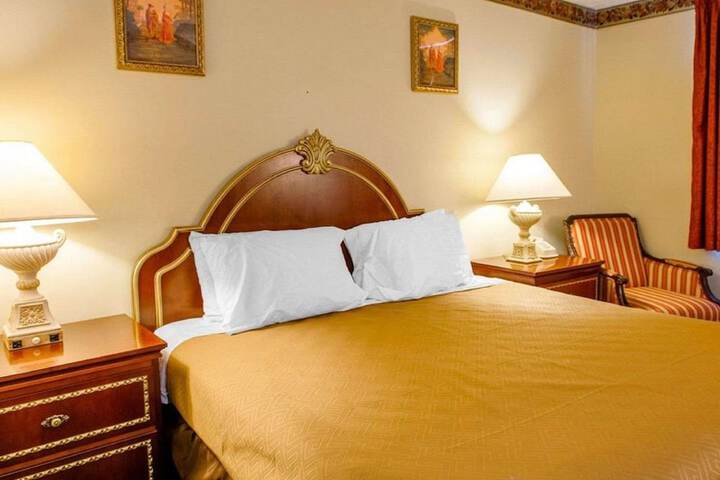 1 King Bed (2 of 14)